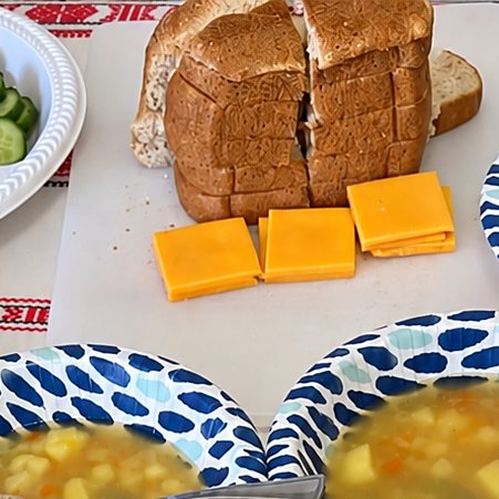 Фрукты, овощи и сыр к обеду